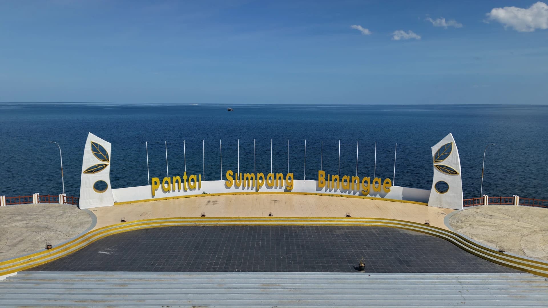 Pantai Sumpang Binangae
